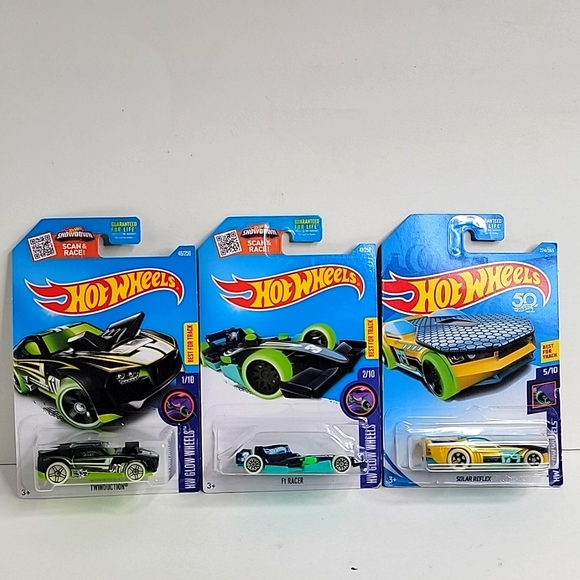 Hot wheels set of 3 cars... Glow Wheels.. - Picture 1 of 4